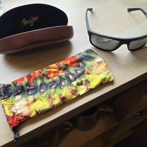 Maui Jim Black Byron Bay Sunglasses with Colorful Pouch